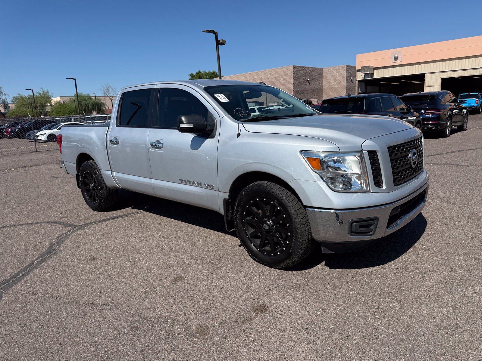 Used 2019 Nissan Titan SV w/ SV Convenience Package RWD image 3