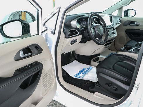 Used 2024 Chrysler Pacifica Touring-L FWD image 3