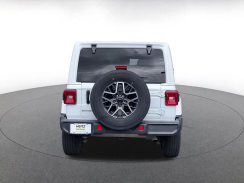 Used 2025 Jeep Wrangler Sahara image 12