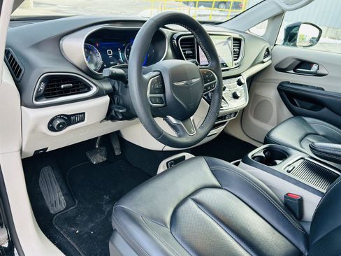 Used 2024 Chrysler Pacifica Touring-L image 13