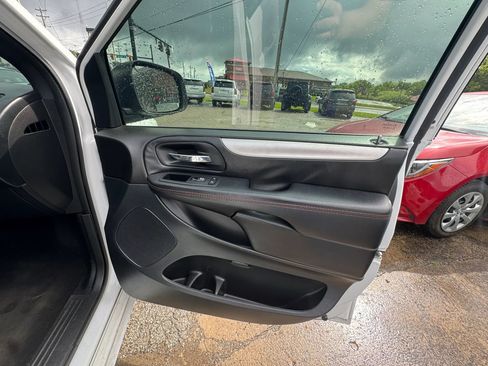 Used 2018 Dodge Grand Caravan GT FWD image 28