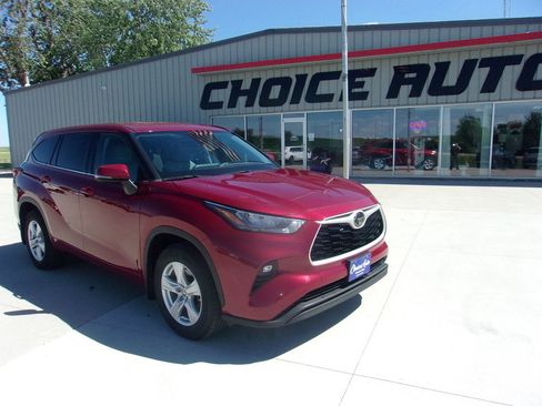 Used 2020 Toyota Highlander LE AWD/4WD image 1