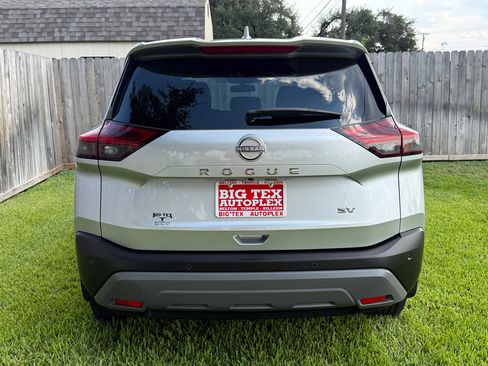 Used 2023 Nissan Rogue SV image 9