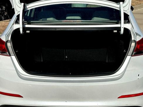 Used 2017 Hyundai Elantra SE image 32