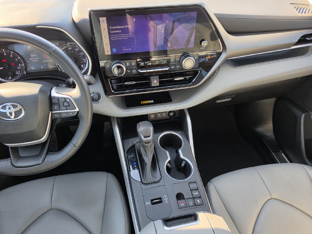 Used 2023 Toyota Highlander XLE FWD image 17