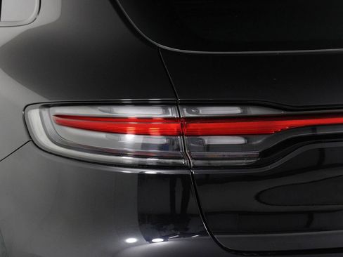 Certified 2023 Porsche Macan AWD/4WD image 21