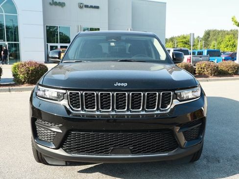 Used 2024 Jeep Grand Cherokee Laredo RWD image 2