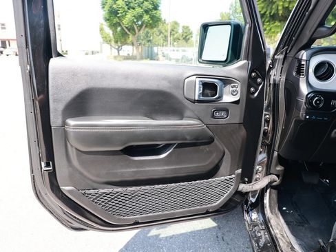 Used 2025 Jeep Wrangler Unlimited Sahara w/ Safety Group AWD/4WD image 17