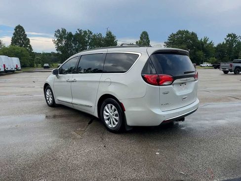 Used 2017 Chrysler Pacifica Touring-L FWD image 6