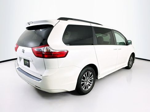Used 2020 Toyota Sienna XLE image 9