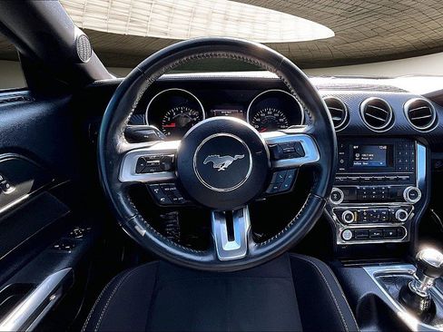 Used 2018 Ford Mustang Coupe image 5