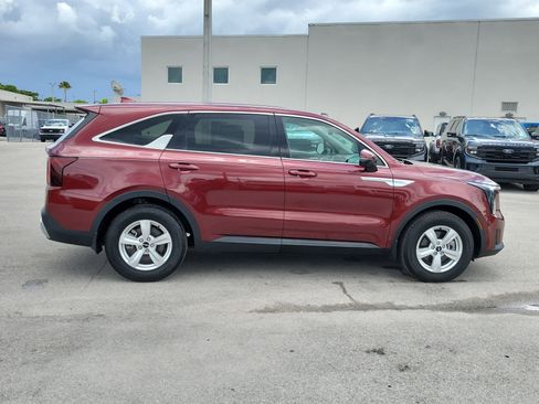 Used 2024 Kia Sorento LX FWD image 4