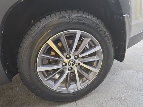 Used 2019 Toyota Highlander XLE AWD/4WD image 35