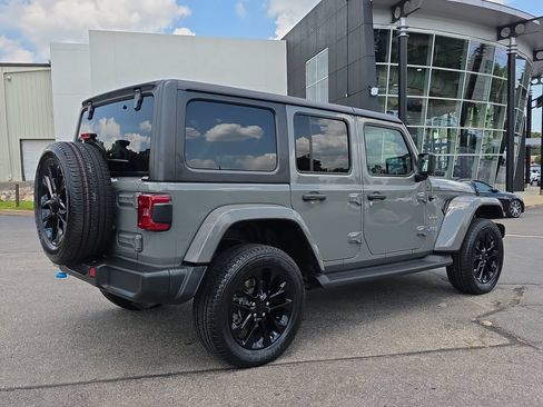 Used 2023 Jeep Wrangler Unlimited Sahara w/ Cold Weather Group AWD/4WD image 5