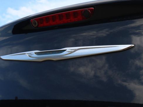 Used 2011 Chrysler 300 C AWD/4WD image 13
