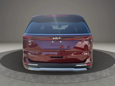 Used 2023 Kia Carnival LX FWD image 6