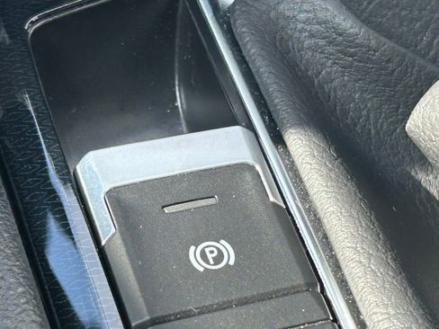 Certified 2025 Volkswagen Taos SE w/ Panoramic Sunroof Package FWD image 56