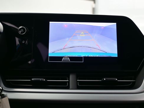 Used 2025 Chevrolet Trax RS w/ Driver Confidence Package image 17