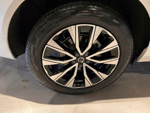 Used 2023 Volvo XC60 B5 Core image 12