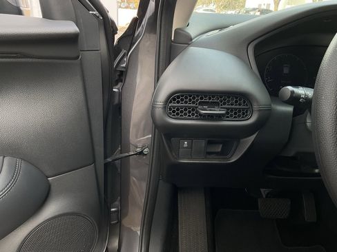 Used 2025 Honda HR-V LX image 24