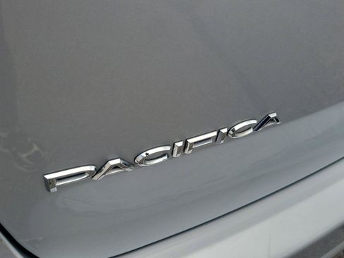 Used 2024 Chrysler Pacifica Touring-L FWD image 7