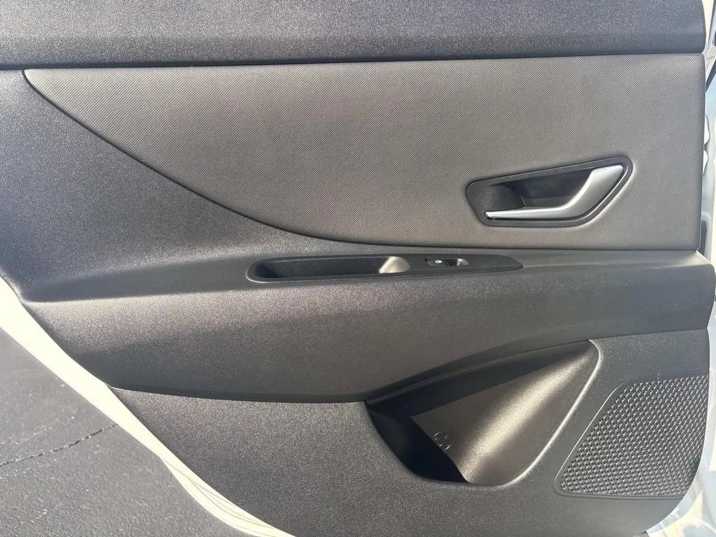 Used 2023 Hyundai Elantra Limited w/ Preferred Accessory Package FWD image 18