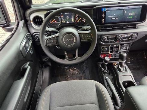 Used 2025 Jeep Gladiator Willys AWD/4WD image 13