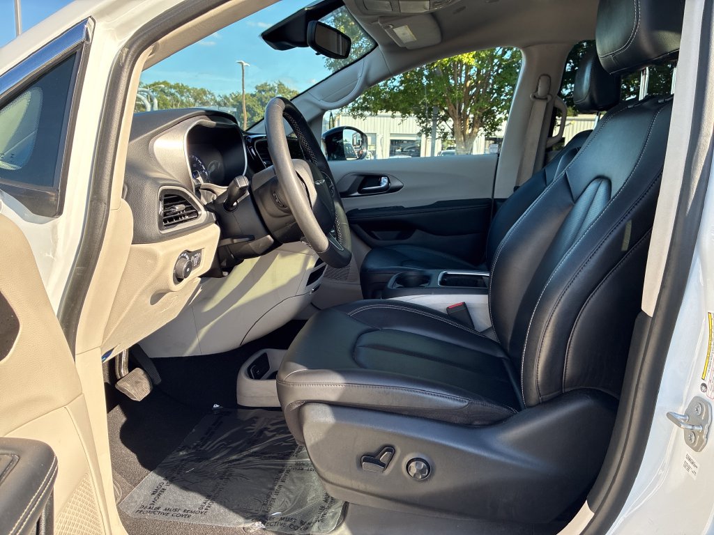 Used 2024 Chrysler Pacifica Touring-L FWD image 24