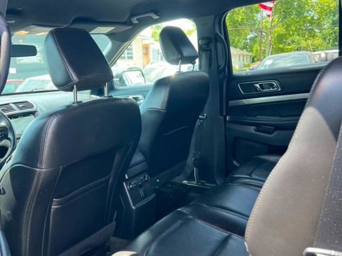 Used 2018 Ford Explorer XLT w/ Equipment Group 202A AWD/4WD image 18