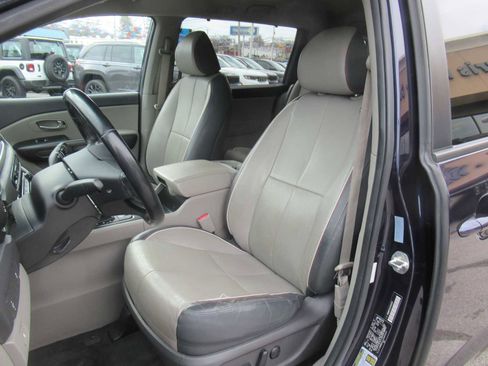 Used 2018 Kia Sedona LX w/ LX Essentials Premium Package image 16