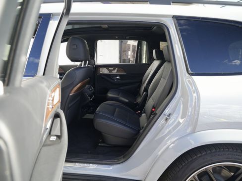 Used 2024 Mercedes-Benz GLS 580 4MATIC image 32