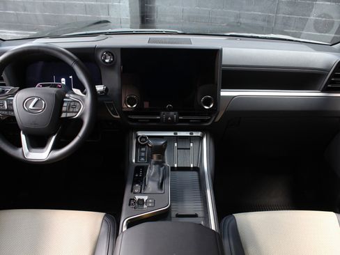 Used 2025 Lexus GX 550 w/ Accessory Package (32) AWD/4WD image 27