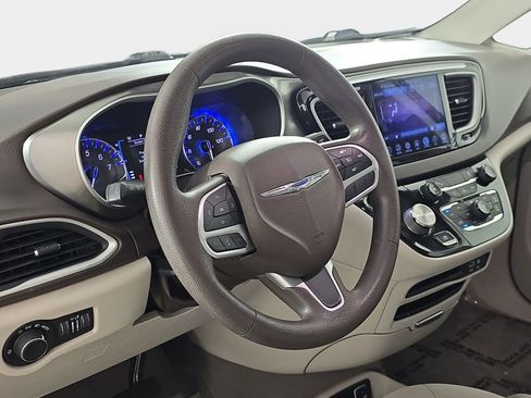 Used 2017 Chrysler Pacifica Touring w/ Tire & Wheel Group FWD image 20