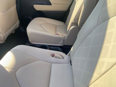 Used 2023 Toyota Highlander Platinum image 16