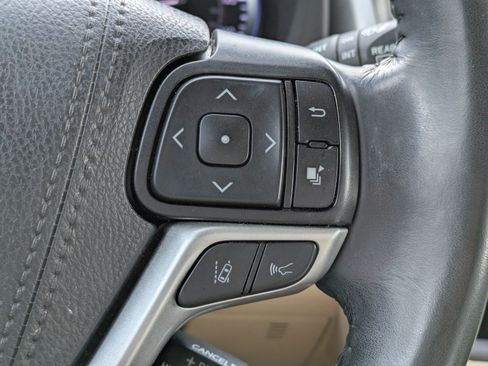 Used 2019 Toyota Highlander Limited FWD image 24