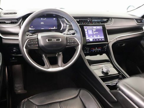 Used 2023 Jeep Grand Cherokee Laredo X image 2