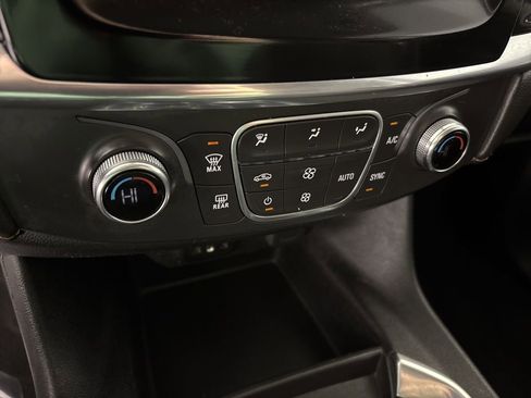 Used 2020 Chevrolet Traverse LT image 36