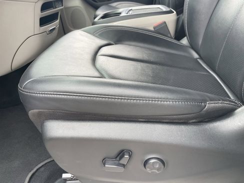 Used 2024 Chrysler Pacifica Touring-L FWD image 24