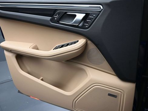 Certified 2025 Porsche Macan AWD/4WD image 26
