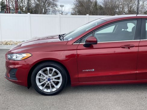 Used 2019 Ford Fusion SE image 2