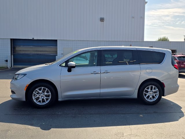 Used 2022 Chrysler Voyager LX FWD image 6