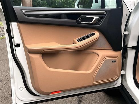 Certified 2024 Porsche Macan AWD/4WD image 28