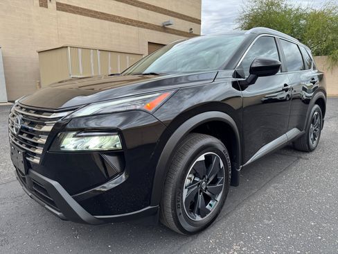 Used 2024 Nissan Rogue SV w/ SV Premium Package image 4