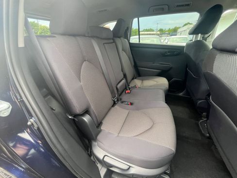 Used 2025 Toyota Highlander LE FWD image 41