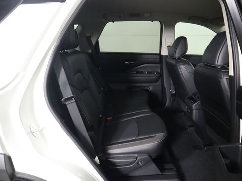 Used 2024 Nissan Pathfinder SL w/ Black Appearance Package image 22