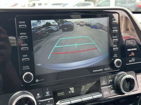 Used 2020 Toyota Highlander LE AWD/4WD image 19