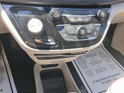 Used 2017 Chrysler Pacifica Limited w/ UConnect Theater Package FWD image 13