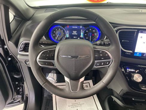 Used 2025 Chrysler Pacifica Select FWD image 11
