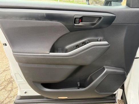 Used 2023 Toyota Highlander LE FWD image 20