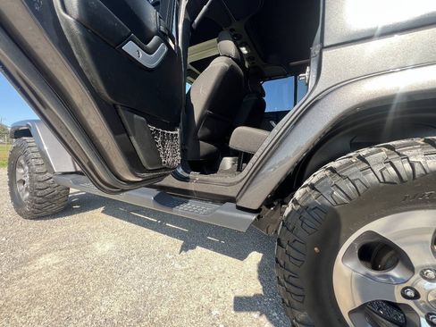 Used 2018 Jeep Wrangler Unlimited Sahara w/ Connectivity Group AWD/4WD image 14